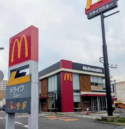 飲食店　マクドナルド 南陽通店（飲食店）まで387m