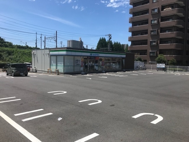 コンビニ　ファミリーマート（コンビニ）まで430m