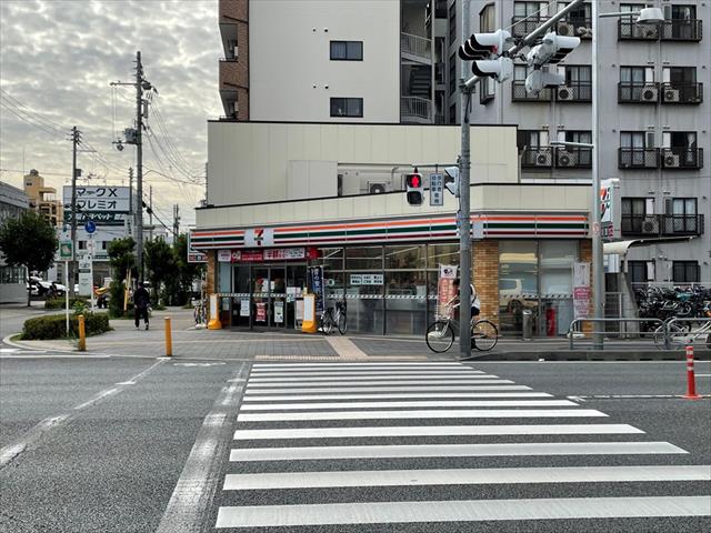 コンビニ　セブンイレブン（コンビニ）まで302m
