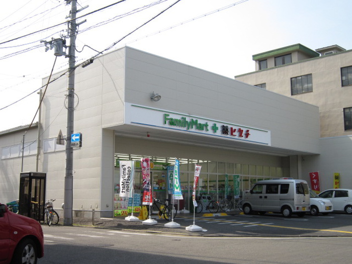 コンビニ　ファミリーマート（コンビニ）まで100m