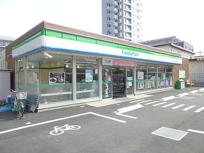 コンビニ　ファミリーマート 相模大野八丁目店（コンビニ）まで132m