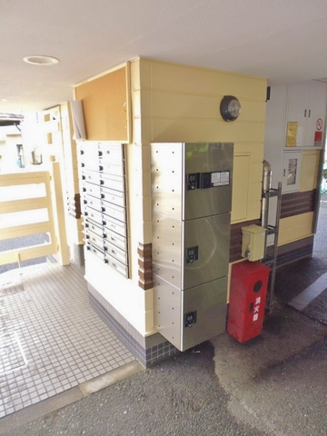 エントランス　共用エントランスには宅配BOXがあるので荷物の受け取りもスム