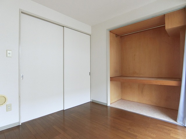 その他部屋・スペース　南西向き洋室4.4帖☆オープンクローゼットがあります♪お洋服