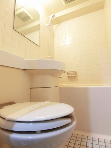 トイレ　バスルームにあるトイレです！水廻りのお掃除が一気にできちゃい