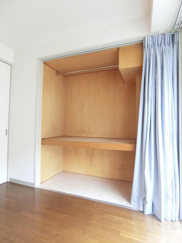 収納　洋室4.4帖のお部屋にあるオープンクローゼットです！お洋服も