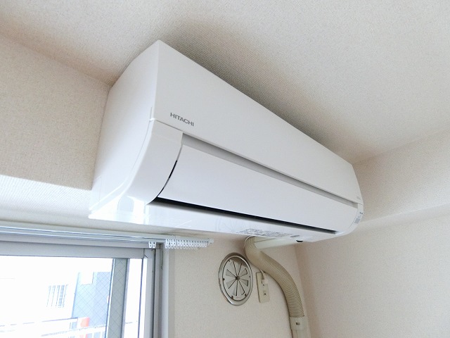 その他設備　洋室4.4帖のお部屋にあるエアコンです！ムシ暑い夏も肌寒い冬