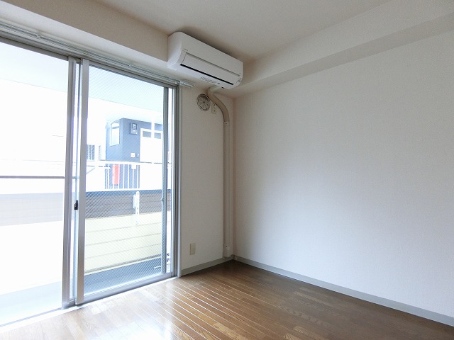 居室・リビング　南西向き洋室4.4帖☆バルコニーに繋がる角部屋です！エアコン