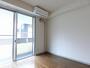 居室・リビング　南西向き洋室4.4帖☆バルコニーに繋がる角部屋です！エアコン