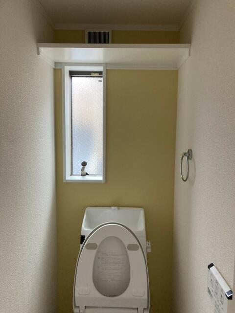 トイレ　上棚もあって使いやすいトイレ。