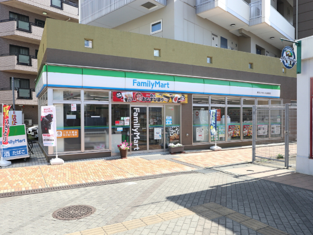 コンビニ　ファミリーマート都筑ふれあいの丘駅前店（コンビニ）まで118m