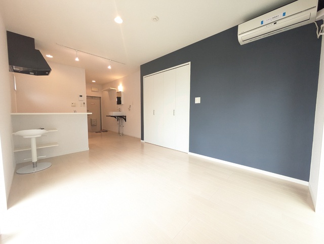 その他部屋・スペース　アクセントクロスで大人っぽいシックな室内空間になります！