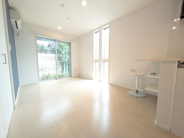 居室・リビング　角部屋のため、光が差し込む明るい室内です♪