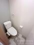 トイレ　人気アイテムの温水洗浄便座。清潔感のあるトイレです。
