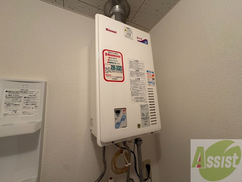 その他設備　給湯器です。操作しやすいパネルになってます。
