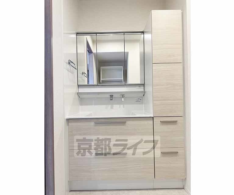 洗面設備　きれいでたくさん収納できる洗面台です・