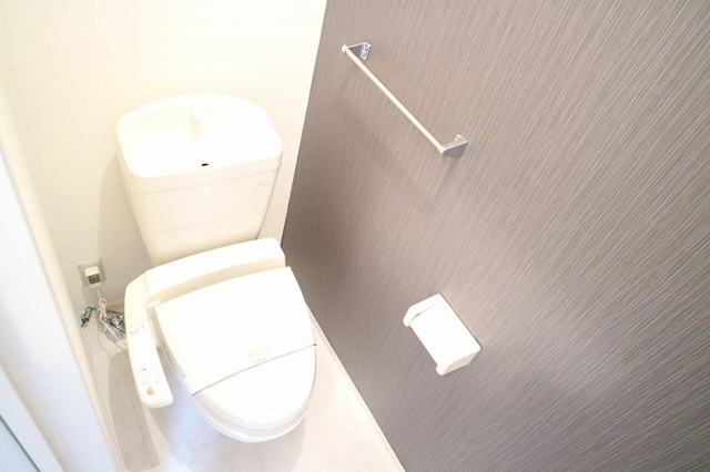 トイレ　温水洗浄便座付きのトイレです♪