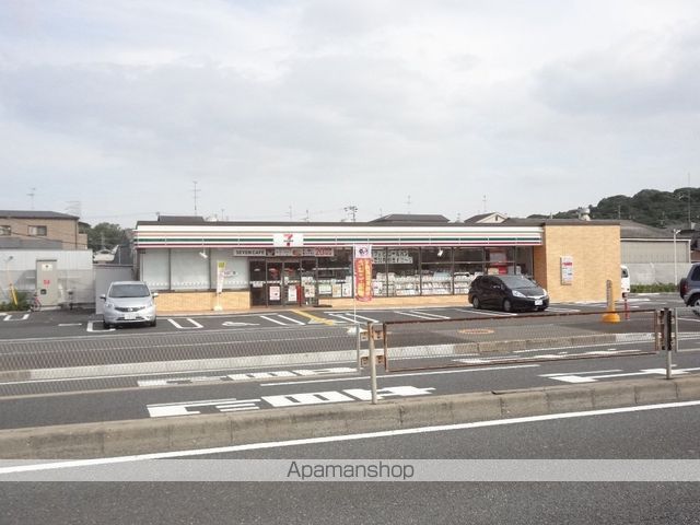 コンビニ　セブンイレブン（コンビニ）まで307m