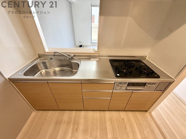キッチン　3口ガスコンロのシステムキッチンつきです
