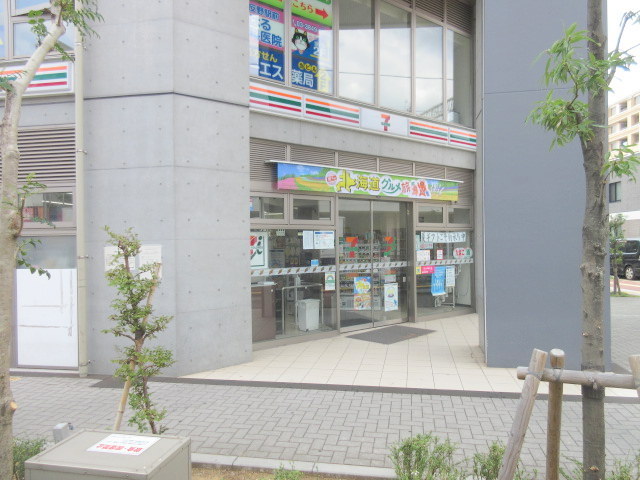 コンビニ　セブンイレブン足立4丁目店（コンビニ）まで501m