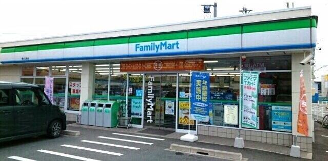 コンビニ　ファミリーマート（コンビニ）まで900m