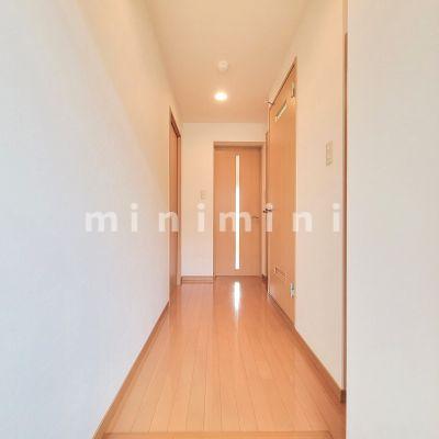 玄関　部屋が別号室の写真です　現況優先