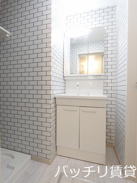 洗面設備　同シリーズの別のお部屋になります。現況を優先します。