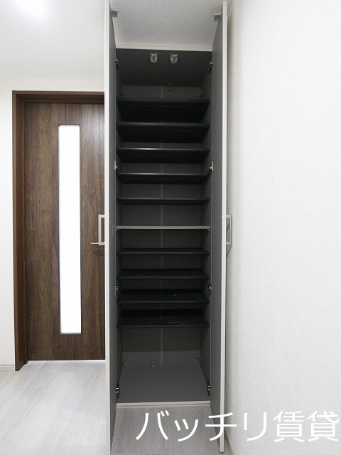 玄関　同シリーズの別のお部屋になります。現況を優先します。