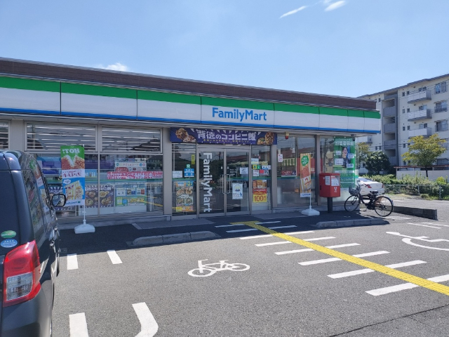 コンビニ　ファミリーマート鴻巣富士見店（コンビニ）まで216m