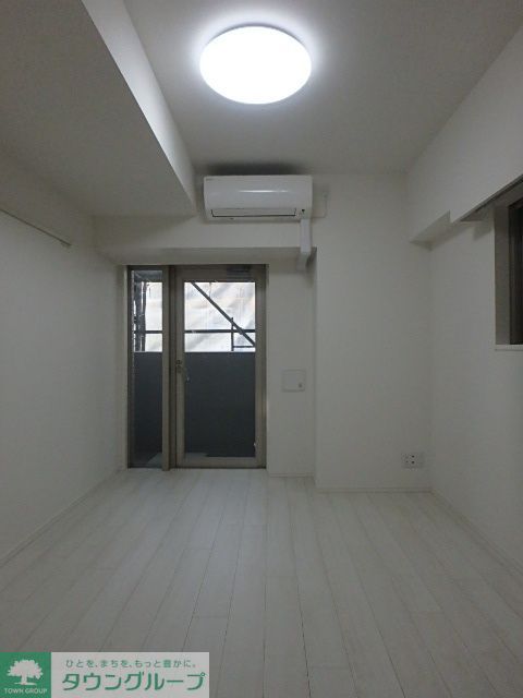 居室・リビング　お洒落なホワイトフローリングのお部屋です