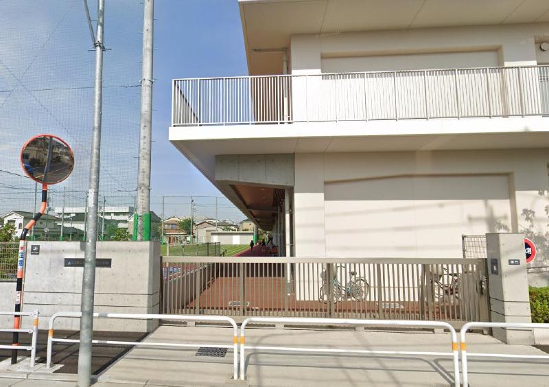 小学校　足立区立鹿浜五色桜小学校（小学校）まで350m