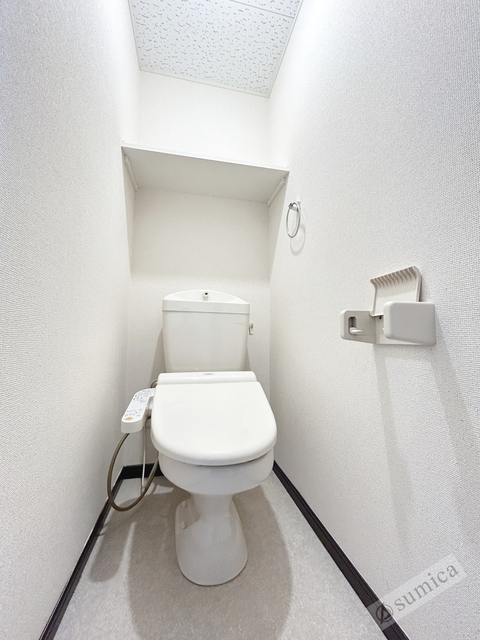 トイレ　人気アイテムの温水洗浄便座。清潔感のあるトイレです。
