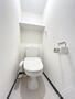 トイレ　人気アイテムの温水洗浄便座。清潔感のあるトイレです。