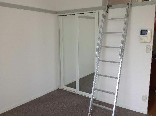 居室・リビング　部屋によって居室の床材が異なります。