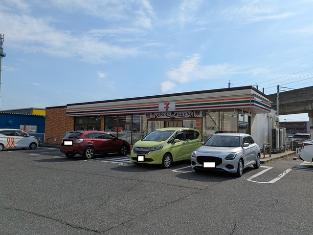 コンビニ　セブンイレブン新潟山田店（コンビニ）まで928m