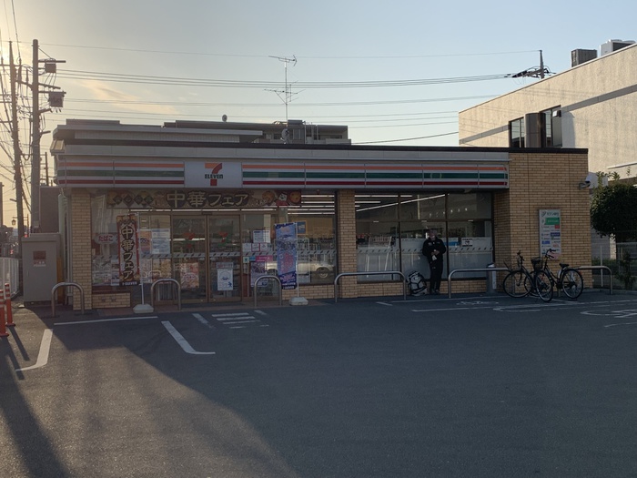 コンビニ　セブンイレブン（コンビニ）まで220m