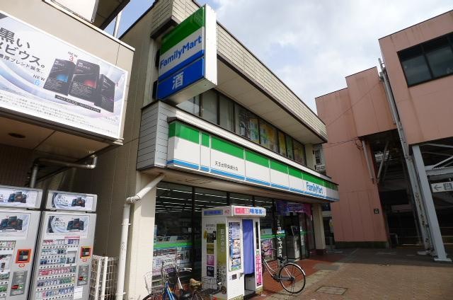 コンビニ　ファミリーマート（コンビニ）まで560m