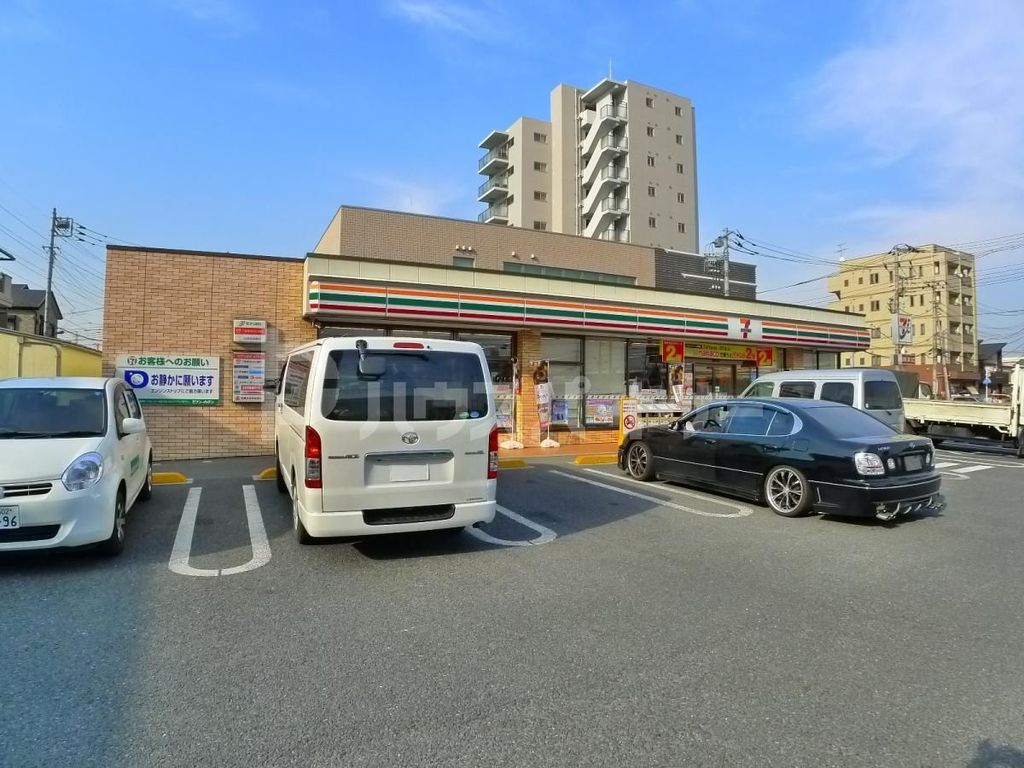 コンビニ　セブンイレブン足立六町1丁目店（コンビニ）まで530m