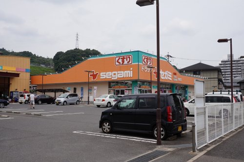 ドラックストア　ココカラファイン ドラッグセガミ大町店（ドラッグストア）まで404m