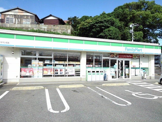 コンビニ　ファミリーマート（コンビニ）まで900m