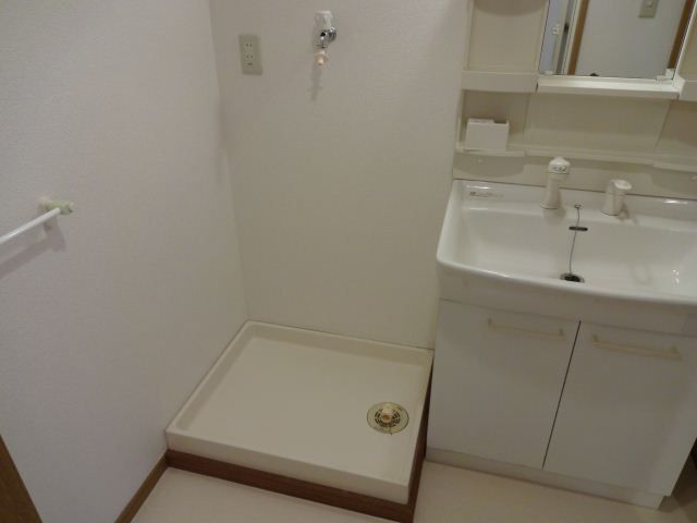 その他部屋・スペース　洗面所に防水パン付き洗濯機置き場あります
