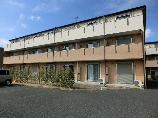 建物外観　前面駐車場で日当たり良好！