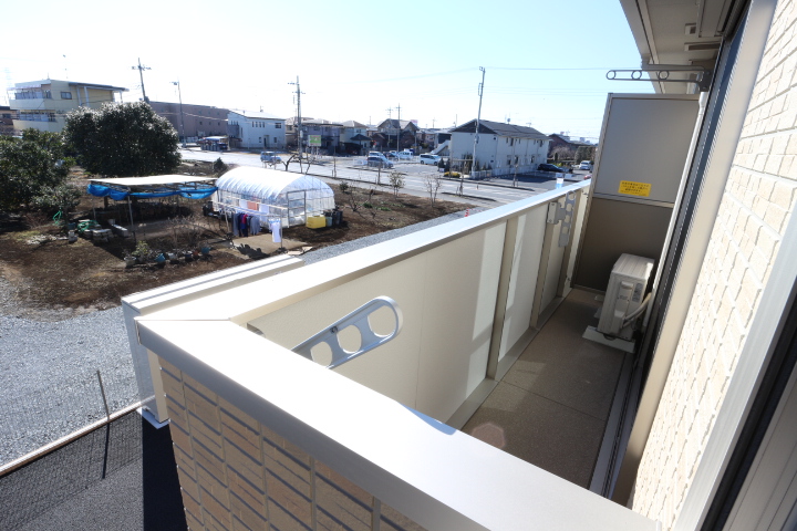 バルコニー　この距離にバス停あります！小山駅東口方面