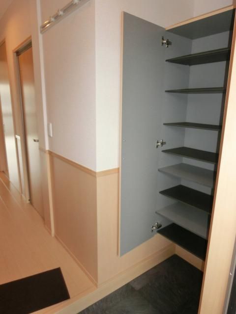 玄関　トールタイプシューズBOX完備