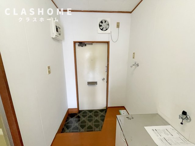 玄関　同物件の別部屋になります。