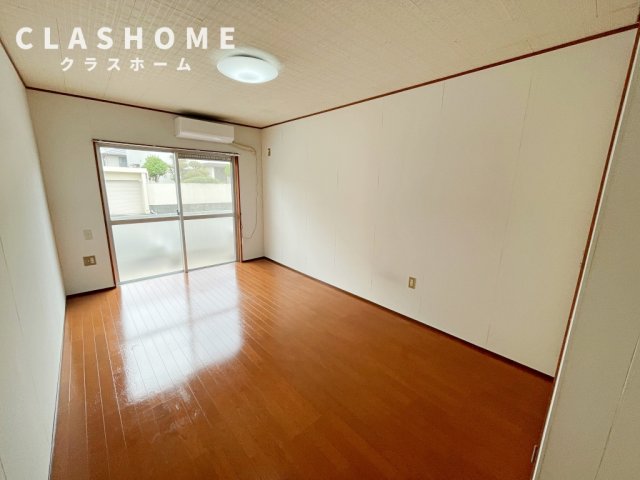 居室・リビング　同物件の別部屋になります。