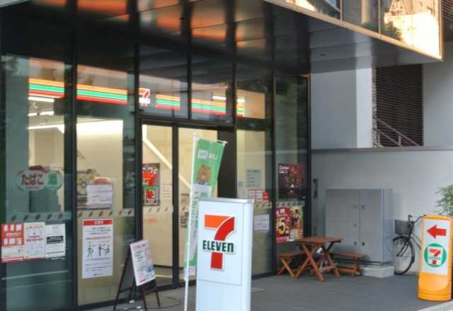 コンビニ　セブンイレブン市ヶ谷駅西店（コンビニ）まで53m