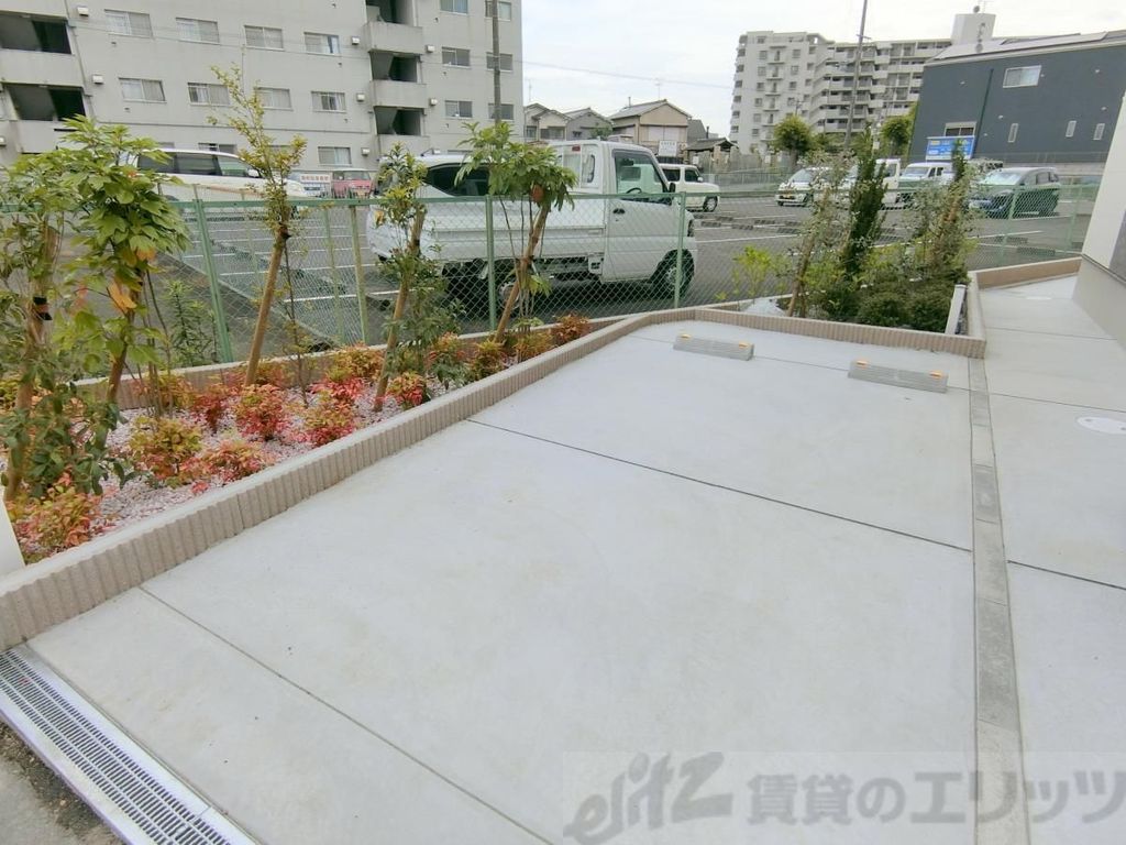 駐車場　庭