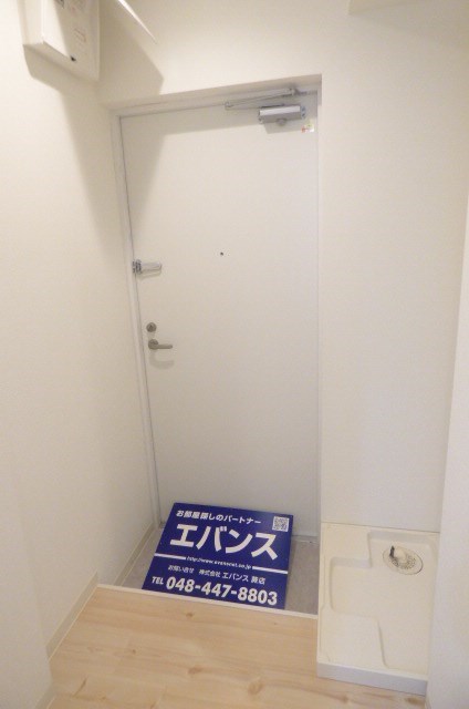 noir et blanc蕨の玄関写真