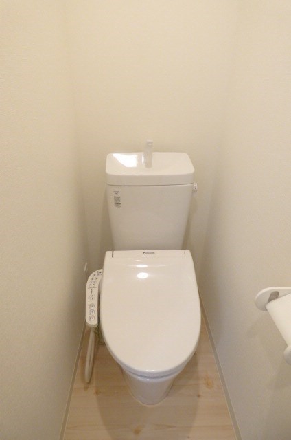 noir et blanc蕨のトイレ写真