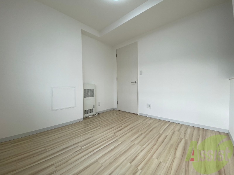 その他部屋・スペース　寝室はこちらです。光が差し込む、温かみのあるお部屋です。